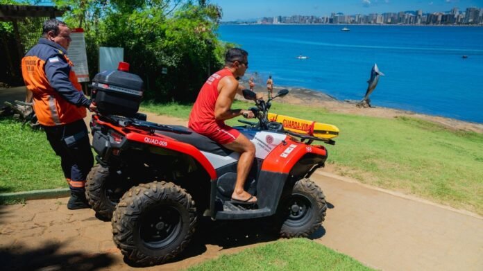 Guarapari reforça segurança nas praias com novas embarcações e estrutura de salvamento