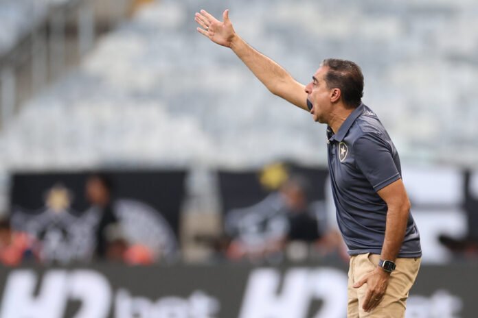 Apesar da derrota, Renato Paiva destaca atuação do Botafogo no primeiro tempo contra o Atlético-MG