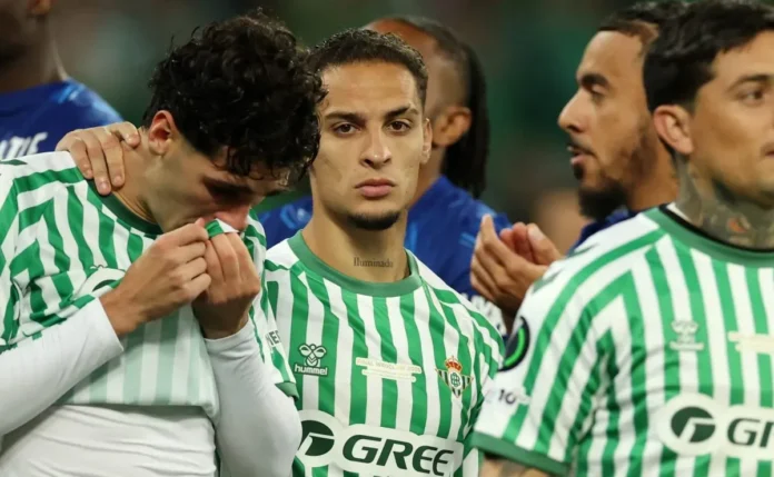 Antony fala pela primeira vez após ser criticado na derrota para o Chelsea pela Conference League