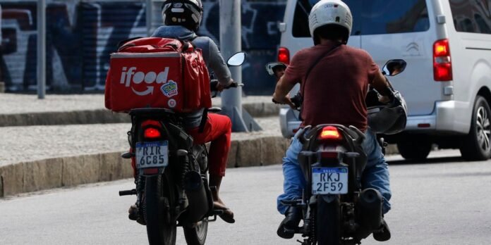 Mais de 32 milhões são autônomos informais ou trabalham sem carteira