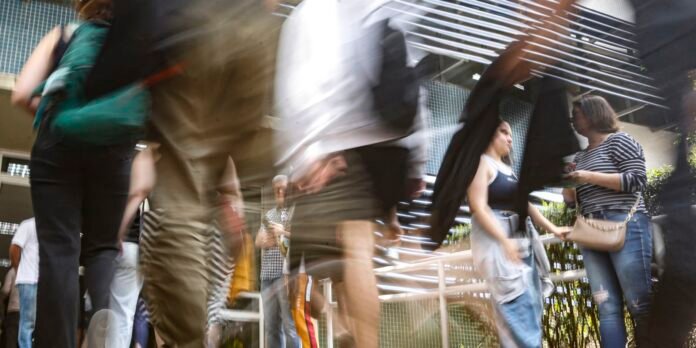 Alunos de cursinhos populares irão receber bolsa de R$ 200 por mês