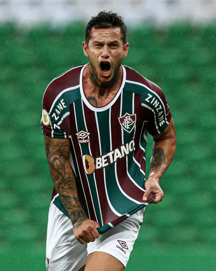 Ex-Fluminense é atacado por engano nas redes sociais