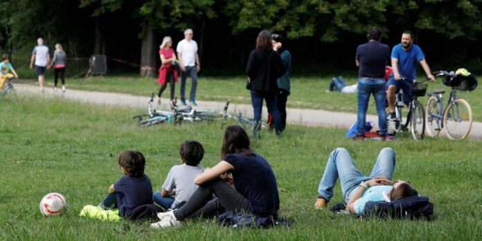 França proibirá fumar em praias, parques e perto de escolas
