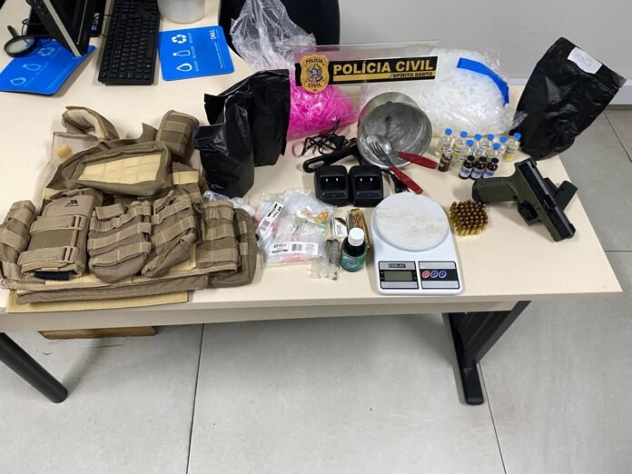 Suspeito de homicídio é preso com pistola, drogas e frascos de fentanil em Vila Velha