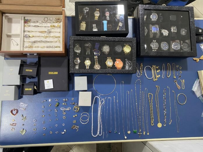 Polícia Civil apreende bens de alto valor em operação que investiga desvio de mais de R$ 1 milhão em empresa de rochas ornamentais