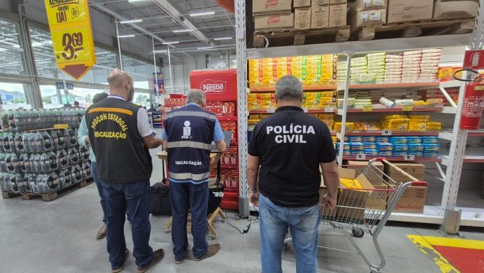 Ação conjunta apreende produtos irregulares e vencidos comercializados em supermercados da Serra