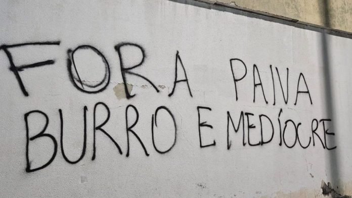 Botafogo recebe ‘ondas de protestos’ no estádio Nilton Santos; Paiva e Textor são detonados