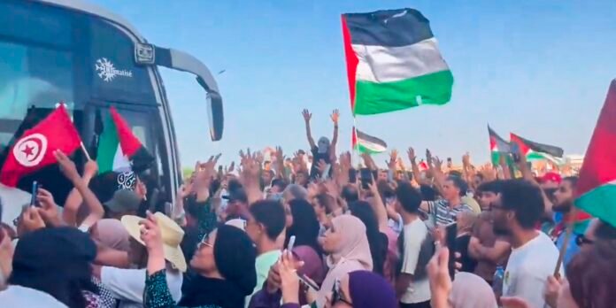 Milhares de ativistas marcham a Gaza para romper bloqueio de Israel