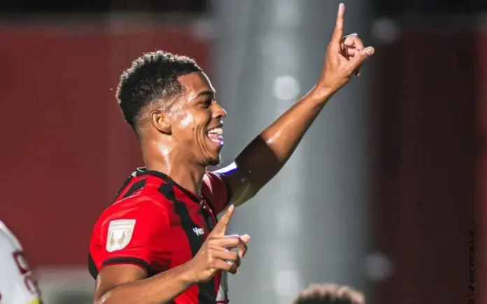 Carlinhos toma decisão sobre seu futuro e informação chega ao Flamengo
