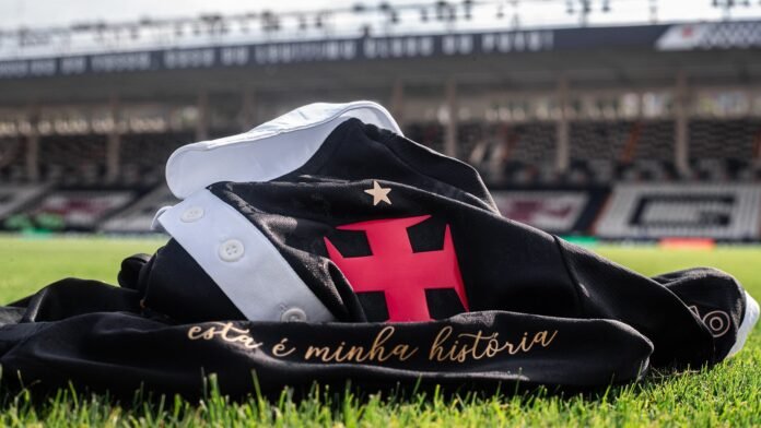 Camisas negras. Foto: Daniel RAMALHO/CRVG