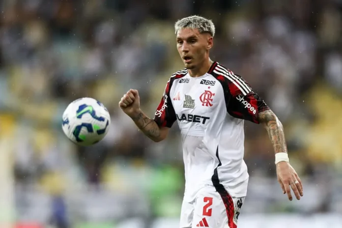 Varela vira alvo de gigante uruguaio e informação chega a diretoria do Flamengo
