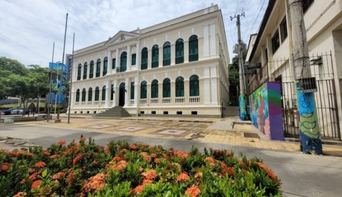 Livro “Memórias do CDM e da Praça Vermelha” será lançado nesta sexta (27) em Cachoeiro - Prefeitura de Cachoeiro de Itapemirim