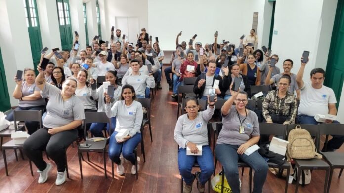 Tecnologia e Eficiência:  Prefeitura de Cachoeiro entrega Tablets a Agentes de Endemias - Prefeitura de Cachoeiro de Itapemirim