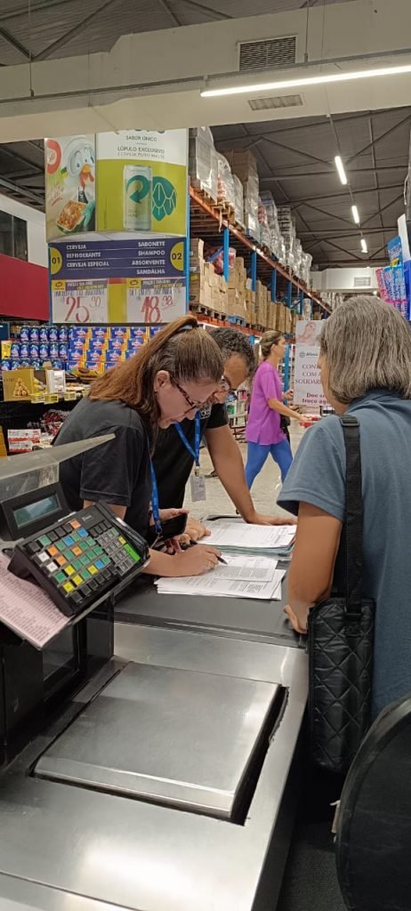 Fiscalização do Procon realiza ação em supermercados atacarejos de Cachoeiro - Prefeitura de Cachoeiro de Itapemirim