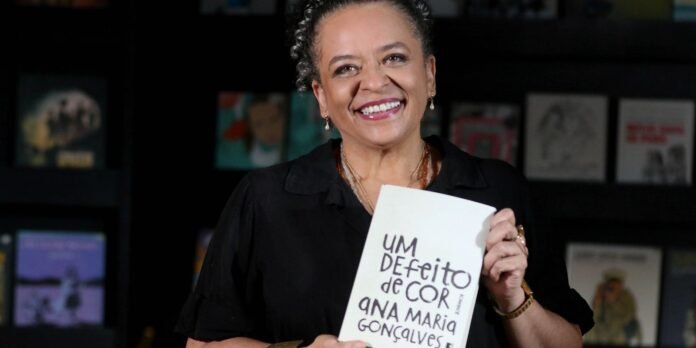 Ana Maria Gonçalves é a primeira mulher negra imortal da ABL elege Ana Maria Gonçalves, primeira mulher negra a virar imortal