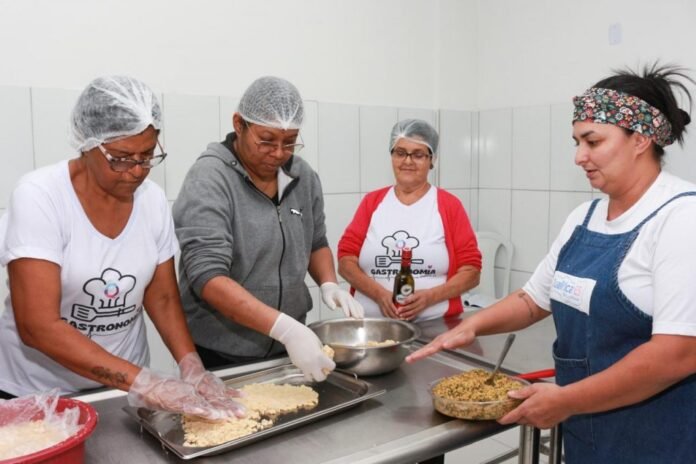 Formação em gastronomia avança com aulas práticas em Cachoeiro - Prefeitura de Cachoeiro de Itapemirim