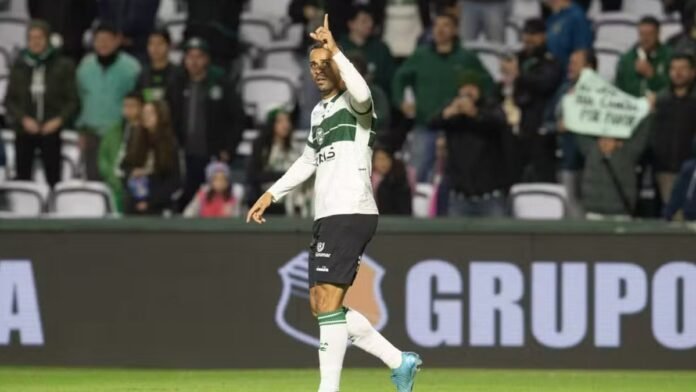 Coritiba apresenta talento de R$ 224 milhões e brilha na Delatorre garante vitória do Coritiba (Foto: Reprodução/ge)