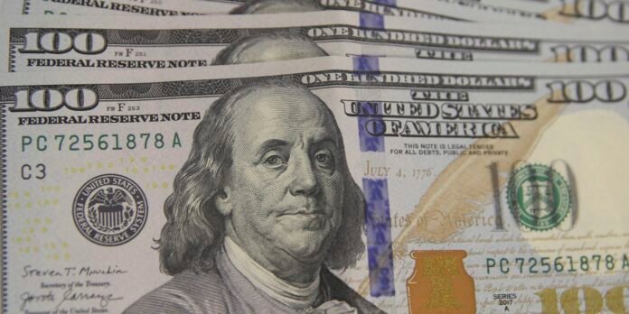 Dólar supera R$ 5,50 com tarifas de Trump sobre o Brasil