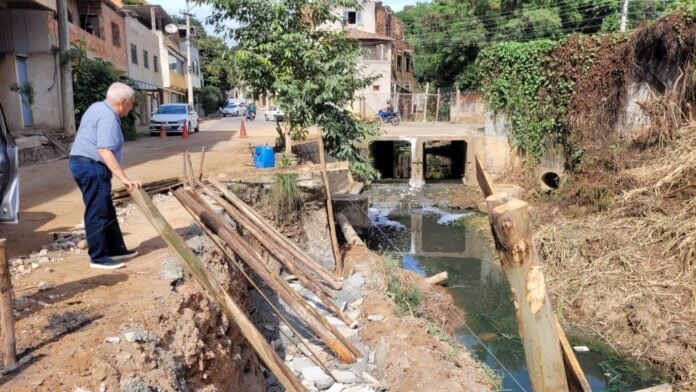 Prefeitura de Cachoeiro realiza limpeza e desassoreamento do córrego do bairro Coramara - Prefeitura de Cachoeiro de Itapemirim