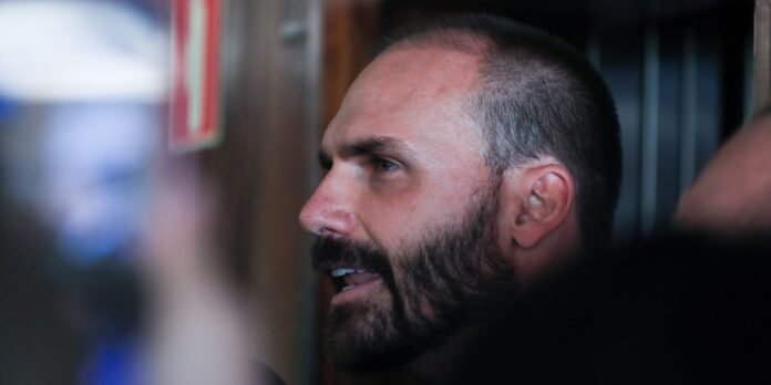Eduardo Bolsonaro pede à Hugo Motta que possa exercer mandato dos EUA