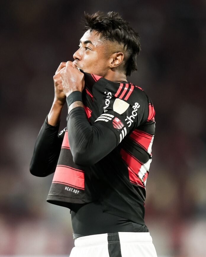 Flamengo vence o Inter e sai na frente nas oitavas da Libertadores
