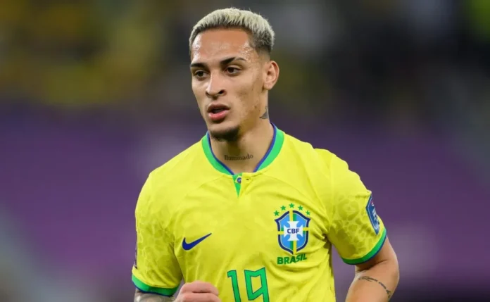 Manchester United perde a paciência com situação de Antony e dá ultimato ao atacante