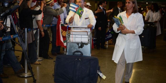 Médicos cubanos condenam sanções dos EUA ao Mais Médicos Associação de médicos cubanos repudia ação dos EUA contra Mais Médicos