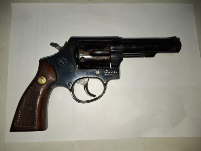 Homem é preso por posse ilegal de arma de fogo durante operação policial em Linhares