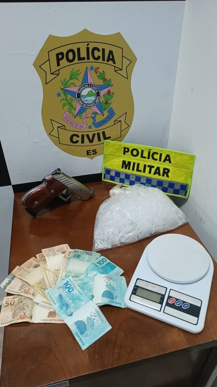 Operação policial prende três pessoas e apreende arma e drogas em Domingos Martins