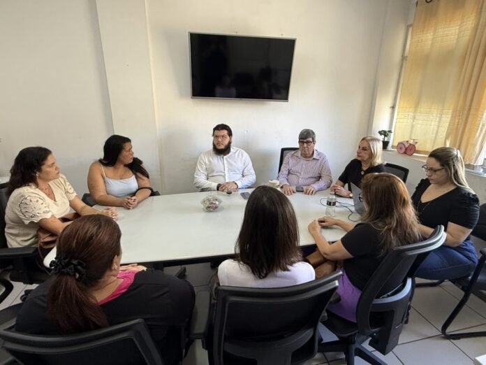 Cachoeiro vai garantir pagamento do piso nacional aos professores da rede municipal - Prefeitura de Cachoeiro de Itapemirim