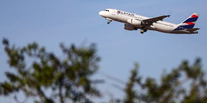 Latam anuncia compra de 24 aviões da Embraer