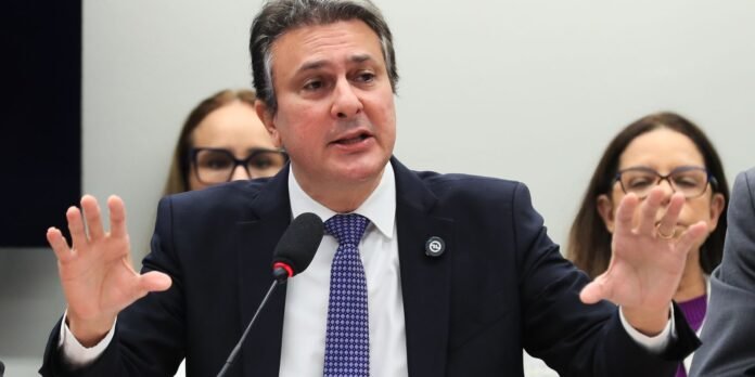 Ministro pede que população pressione Câmara sobre PEC da Blindagem População deve cobrar Câmara sobre PEC da Blindagem, diz ministro