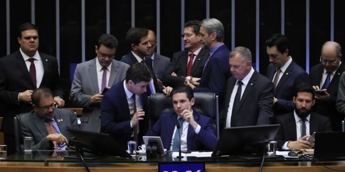 PEC da blindagem é aprovada por deputados e vai ao Senado 