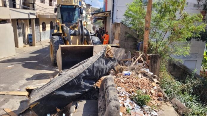 Prefeitura de Cachoeiro realiza limpeza urbana nos bairros Vila Rica Prefeitura de Cachoeiro realiza limpeza nos bairros Vila Rica e Zumbi - Prefeitura de Cachoeiro de Itapemirim