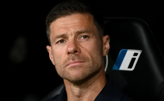 Xabi Alonso responde críticas de Hansi Flick, do Barcelona, e defende ausência na Bola de Ouro