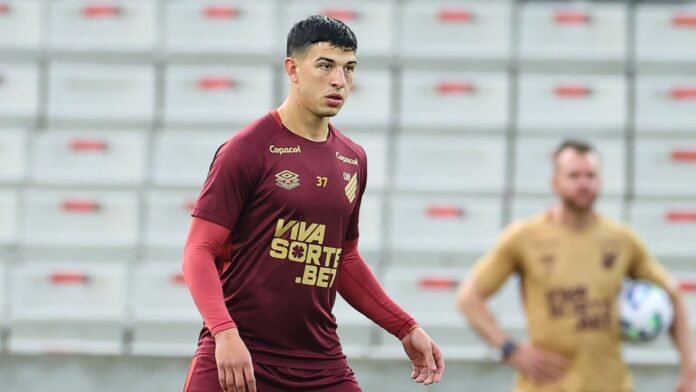 Torcida fala com jogadores do Athletico-PR - (Foto: José Tramontin/athletico.com.br)