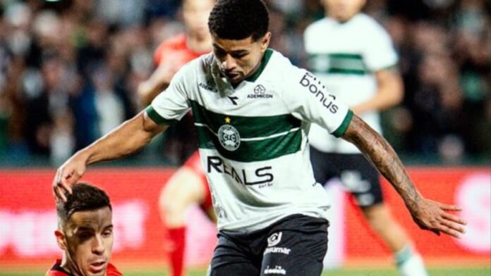 Coritiba mantém invencibilidade em clássico e afunda rival na tabela. Coritiba segura empate e afunda Athletico-PR (Foto: Divulgação/Coxa)