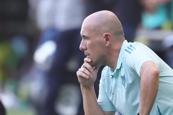 Leonardo Jardim reflete sobre futuro no Cruzeiro após empate frustrante Leonardo Jardim atento a tudo na Copa do Brasil