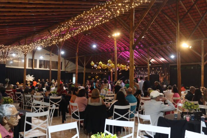 Baile da Melhor Idade em Piúma: Uma Noite de Alegria Baile da Melhor Idade celebra alegria, afeto e valorização dos idosos em noite inesquecível em Piúma