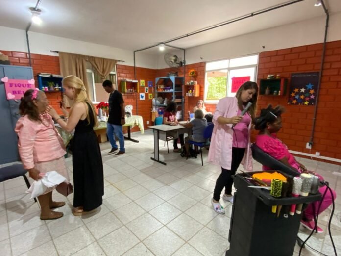 Centro de Convivência promove Ação Social em alusão ao Outubro Rosa - Prefeitura de Cachoeiro de Itapemirim