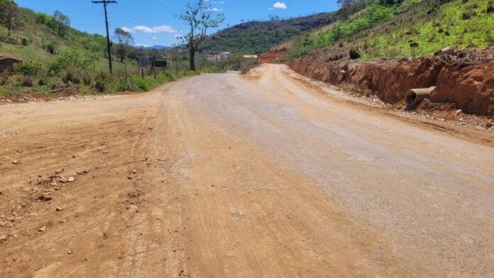 Prefeitura realiza melhorias em estrada da região do IBC para facilitar trânsito pesado - Prefeitura de Cachoeiro de Itapemirim