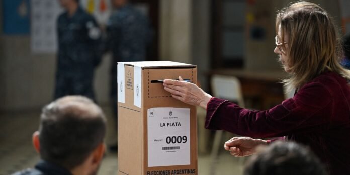 Eleições na Argentina: 35 milhões votam para renovar Congresso Argentinos vão às urnas para renovar Câmara e Senado