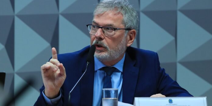 Ex-diretor do INSS nega laços com políticos em CPI Ex-diretor do INSS nega vínculo político em depoimento à CPI