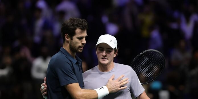 João Fonseca se despede do Masters 1000 de Paris após João Fonseca batalha em quadra, mas dá adeus ao Masters 1000 de Paris