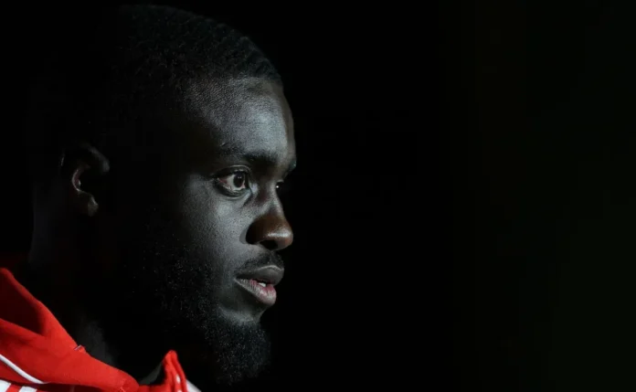 Manchester United acerta base de contrato com Upamecano e quer fechar chegada do zagueiro sem custos