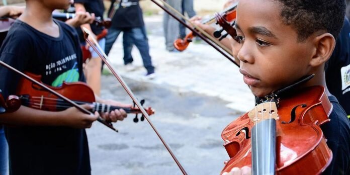 Projeto leva aulas de música para crianças em áreas vulneráveis do Rio