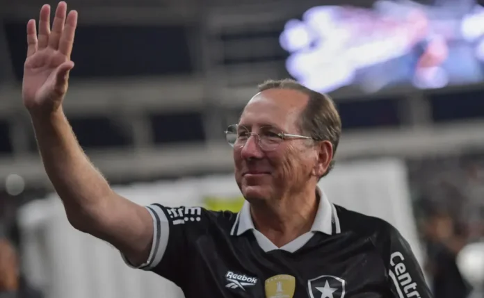 John Textor oferece R$ 2.95 bilhões para comprar o Wolverhampton e voltar à Premier League