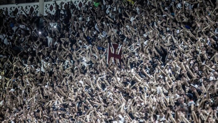 Torcida eve lotar São Januário. Foto: Daniel RAMALHO/CRVG