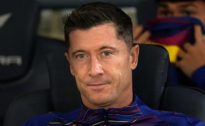 Ídolo teria deixado o Barcelona após pressão de Lewandowski, segundo biografia do atacante