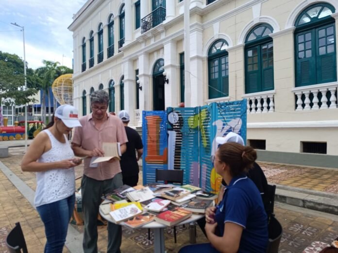 Leitura em Movimento leva troca de livros e contação de histórias à Praça Jerônimo Monteiro - Prefeitura de Cachoeiro de Itapemirim